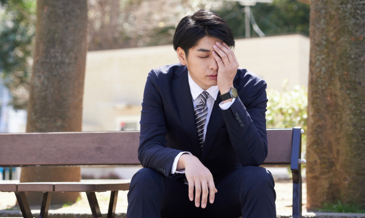悩んでいる男性