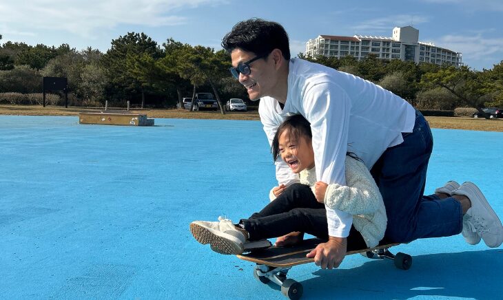 スケボーに乗っている親子